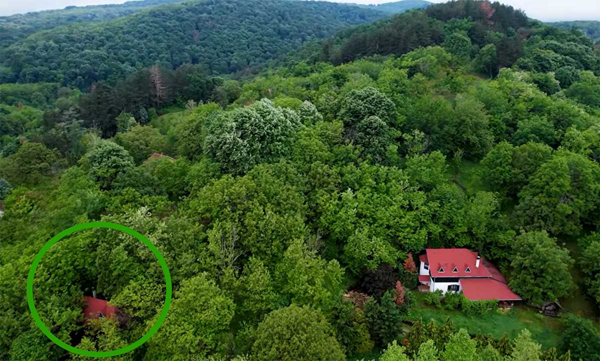 Enterijer vikendice sa drvenim elementima i toplim kaminom na Fruškoj gori