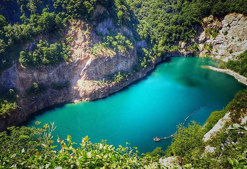 Enterijer vikendice sa drvenim elementima i toplim kaminom na Fruškoj gori